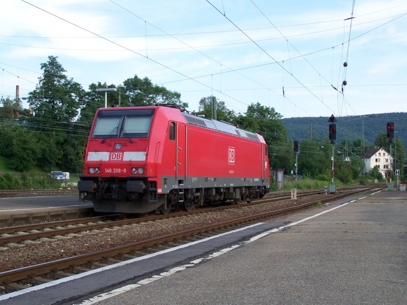 Eine alleinstehende 146er im Bahnhof Aalen ist eine absolute seltenheit. Diese Lok kam zuvor mit einem RE-zug aus Stuttgart Hbf, in Aalen wurden die Wagen(Ex-silberllinge) abgekoppelt, zum subern/reinigen gefahren und wurden anschlieend wier angekoppelt, hmm komisch den eigentlich lassen sie die Lok immer drangekoppelt obwohl sie zum subern fahren. Aufgenommen am 14.Juni 2007 im Bahnhof Aalen auf Gleis 4