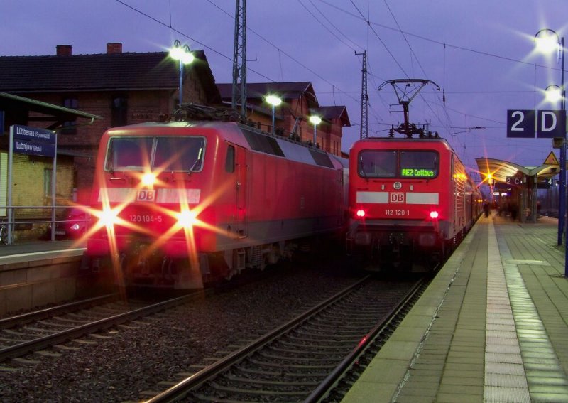 Eine alltgliche Sichtung aus dem Lbbenauer Bahnhof. 120 104-5 steht mit dem EC 340  Wawel  am Gleis 1 nach Hamburg-Altona bereit, whrend 112 120-1 am Gegengleis auf die Weiterfahrt nach Cottbus ber Vetschau wartet. Lbbenau/Sprewald den 19.12.2008