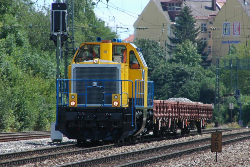 Eine von Alstom Stendal und Gmeinder Lokomotivenfabrik Mosbach 2007 vollmodernisierte alte V100.20 in 214 010 am 20.07.08 in Mnchen Heimeranplatz