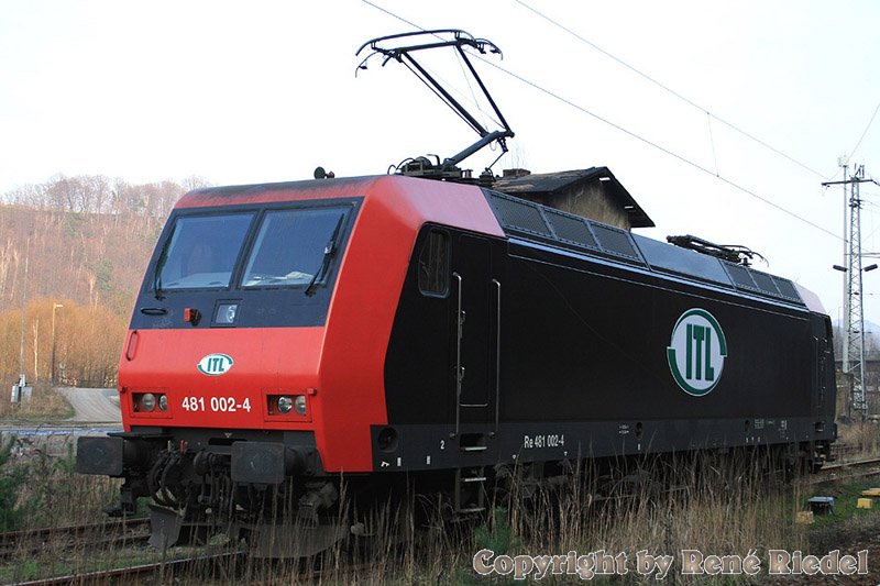 Eine alte bekannte E-Lok mit der Nummer 481 002-4 in Bad Schandau. Nur das sie vorher mit den Farben der Schweizerischen Bundesbahn und Cargo durch die Kante fuhr und heute bei ITL ihren Dienst erfllt. Aufgenommen wurde das Bild am 15.3.2007 in Bad Schandau.