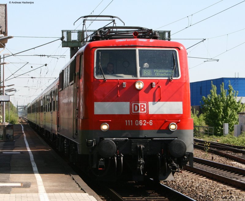 Eine alte Bekannte von mir 111 062-6 rollt mit der RB 31087 nach Mhlheim(Baden)in Friesenheim(Baden) ein 2.5.08