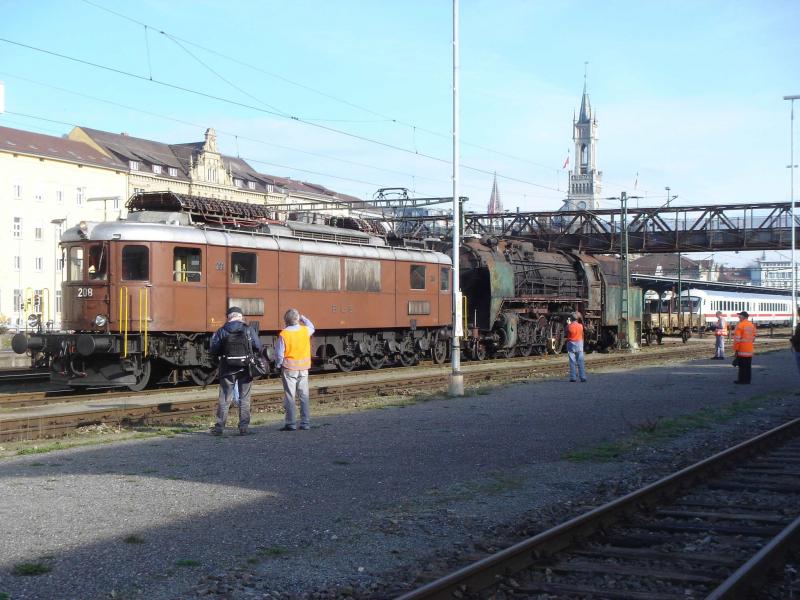 Eine alte Dame Baujahr 1936 (schweizer Bezeichnung Ae 6/8 208) holt die andere alte Dame (Br 01.22 Baujahr 1935 SLM Winterthur) an der Grenze ab. Gesehen am Bahnhof Konstanz, Ostern 2005
Sollte es den Eisenbahnfreunden gelingen wird die 01.22 dereinst selbst wieder dampfen...