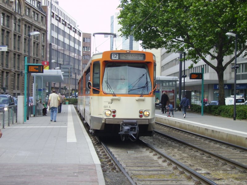 Eine alte Straenbahn in Frankfurt am Main nhe Hauptbahnhof!
(Juli 2005)