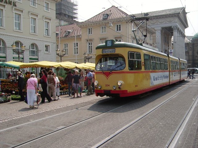 Eine alte Straenbahn in Karlsruhe am Marktplatz.