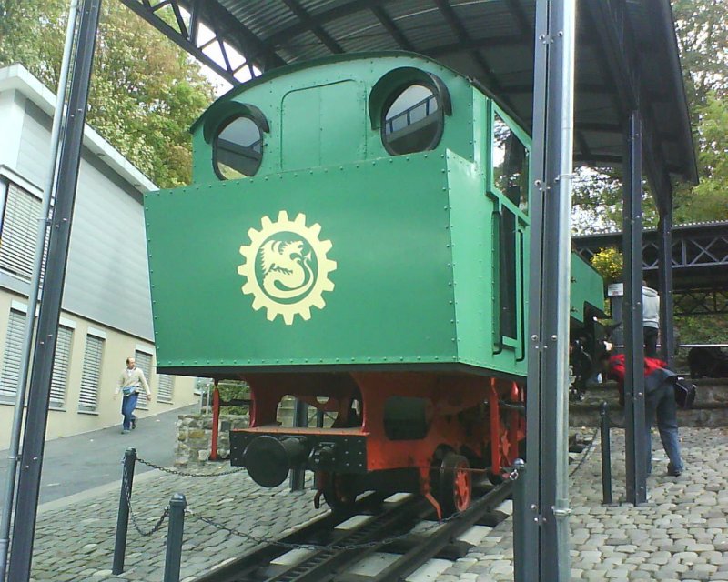 Eine alte Zahnraddampflok im Talbahnhof der Drachenfelsbahn.