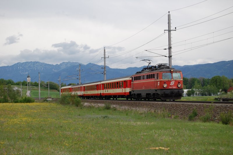 Eine Altlacklok und eine Schlierengarnitur ergeben ein schnes Erscheinugsbild. Die 1142 533 brachte am 04.05.2007 den R 3972 von Kirchdorf nach Linz. Zu sehen ist der Zug bei der nrdl. Bahnhofsausfahrt von Wartberg/Kr.