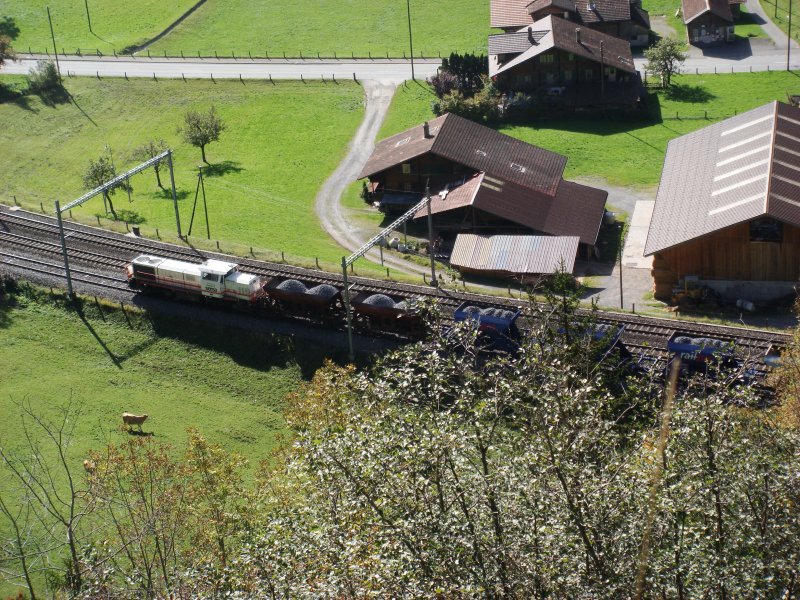 Eine Am 843 der sersa wartet am 3.10.2007 in Blausee-Mitholz eine berholung ab.