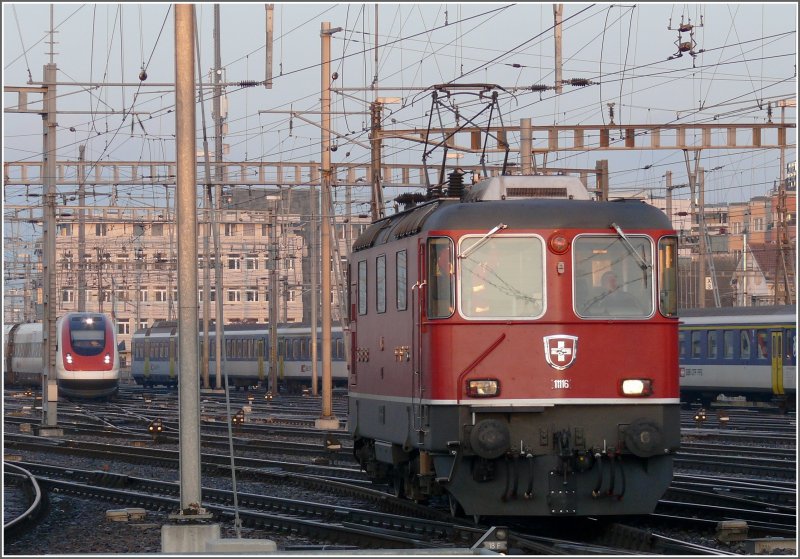 Eine andere Re 4/4 II, diesmal die Nummer 11116 schickt sich an den CNL in die Abstellanlage Herdern zu bernehmen. (15.01.2008)