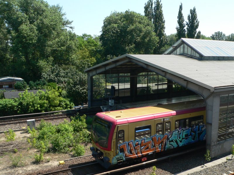 Eine arg verschandelte Ringbahn fhrt im Bahnhof Westkreuz ein. Weiter geht es in Richtung Bundesplatz. 10.6.2007