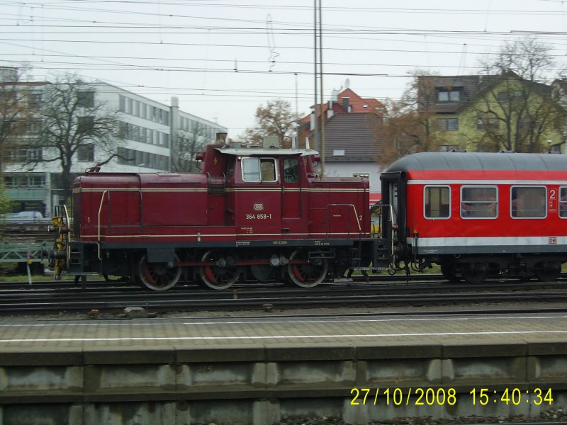 Eine Art Mitzieher entstand als ich am 27.10.2008 364 858-1 beim Rangieren in Ulm Hbf festhalten konnte. Sie hatte die Aufgabe eine Silberling-Garnitur in die Abstellgruppe zu schieben.