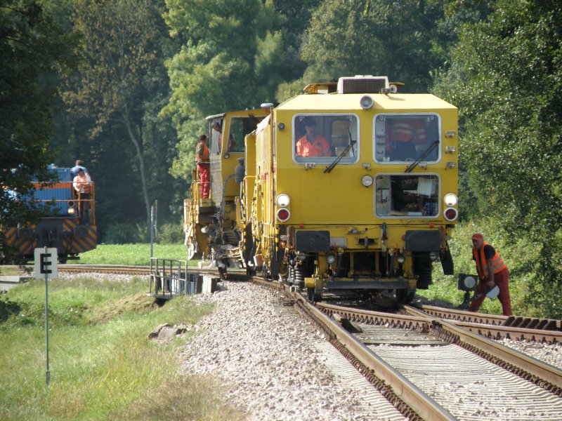 Eine Aufnahme vom 12. September 2009 w�hrend der Modernisierungsarbeiten der SWEG-Strecke B�hl/Schwarzach/Greffern: Um die wartende V100 auf der eingleisigen Strecke durchlassen zu k�nnen, rangiert diese Gleisbaumaschine auf ein Abstellgleis bei Oberbruch.