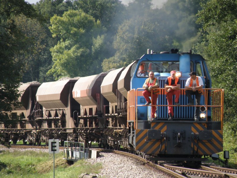 Eine Aufnahme vom 12. September 2009 whrend der Modernisierungsarbeiten der SWEG-Strecke Bhl/Schwarzach/Greffern. Die V100 rollt langsam zurck Richtung Bhl um dort Schottersteine aufs neue Gleisbett zu werfen.