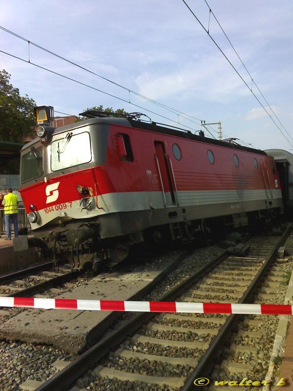 Eine Aufnahme vom 28.August 2007. Die 1044-009 streifte, trotz Notbremsung, vor dem Bahnhof Gumpoldskirchen einen Bagger und entgleiste. Die Asphaltplatte (unten links) war einmal ein Teil des Bahnberganges. Dieser ist ca. 70 m weiter hinten gewesen.