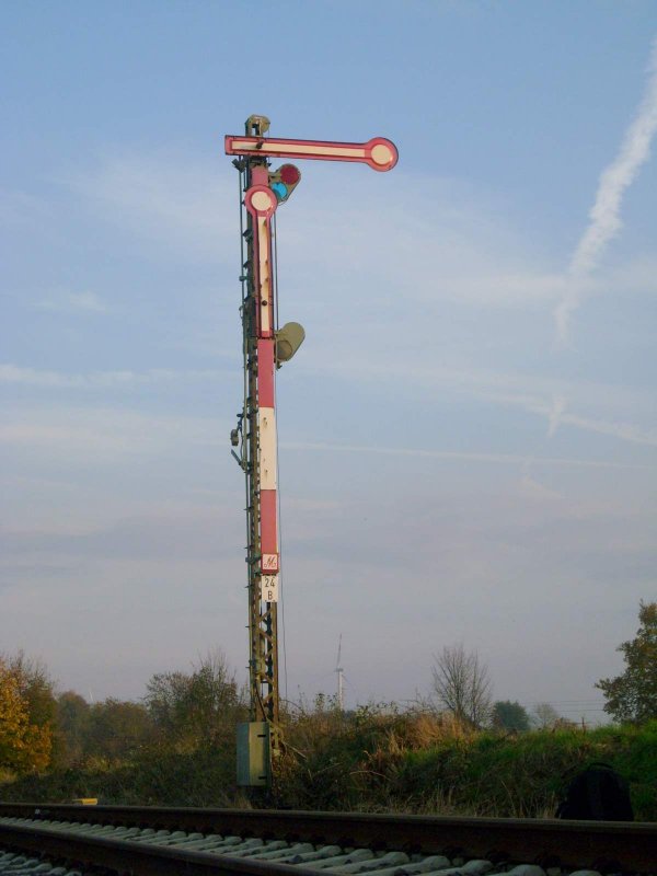 Eine Aufnahme vom 29.10.2008. Das alte Einfahrtssignal von der Strecke Heinsberg-Lindern. Heute wird es nurnoch mit mndlichem Auftrag berfahren.