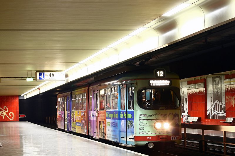 Eine Aufnahme, die bereits historisch ist, denn die Linie 12 wurde eingestellt und die Station geschlossen. Am 08. Dezember 2008, einem der letzten Betriebstage, legt Wagen 159 der VBL, ein alter Dwag-Triebwagen vom Typ GT 8, in der unterirdischen Station Ludwigshafen Danziger Platz einen kurzen Halt ein.