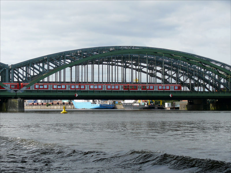 Eine aus 474ern bestehende S-Bahn in Richtung Harburg berquert auf der Brcke die Norderelbe; Hamburg, 17.09.2009
