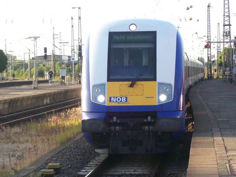 Eine aus Westerland (Sylt) kommende Nord-Ostee Bahn (NOB) bei der Einfahrt in den Bahnof Hamburg-Altona. (27.06.08 20:43)