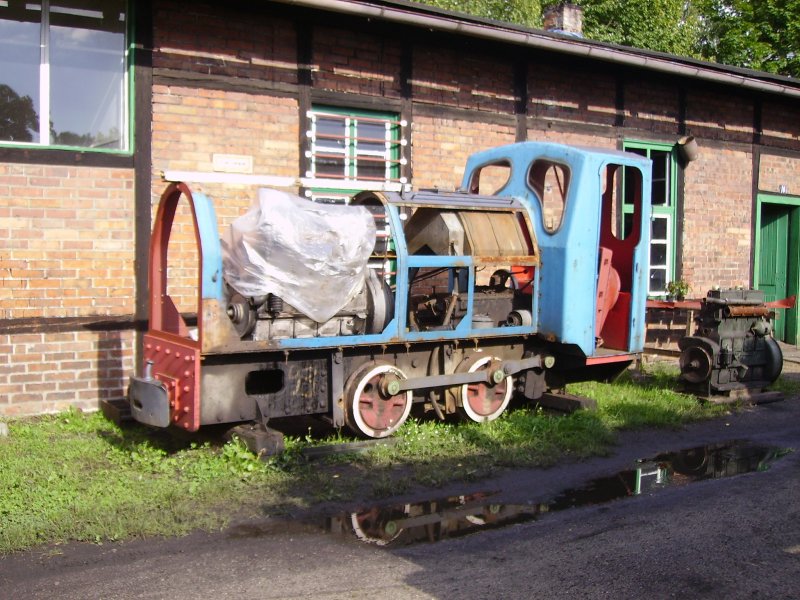 Eine ausgeschlachtete Diesellok im BW Rudy. (August 2008)