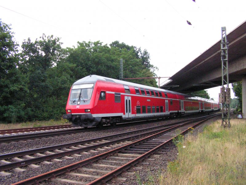 Eine Ausnahme im alltglichen Verkehr auf der KBS 380 Bremen-Hannover bildet ein Doppelstocksteuerwagen der Gattung 2 am 8.7.2006