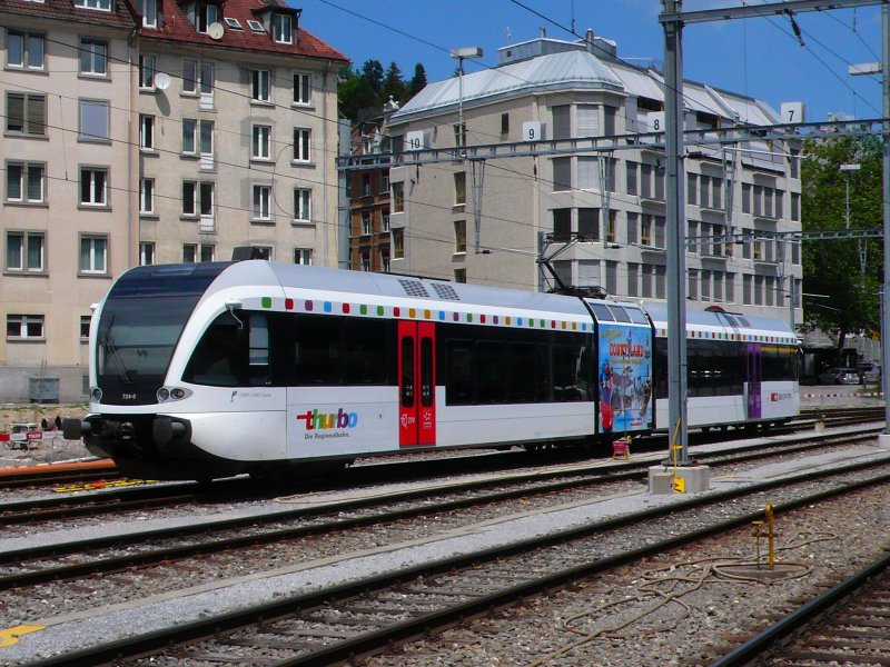 Eine Ausnahme? GTW 2/6 RABe 526-724-0 im neuen Thurbo-Design aber
mit  Farbtupfen  auf dem Dachrand. St. Gallen HBF aam 13.06.09.