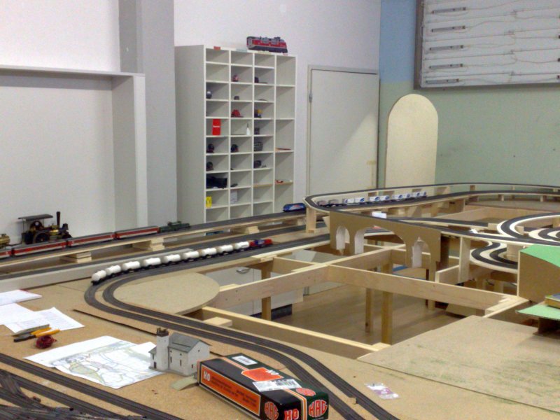 Eine Aussicht auf unsere Klub Anlage (www.m-b-s.ch) darauf zu sehen sind 3 fahrende Zge.