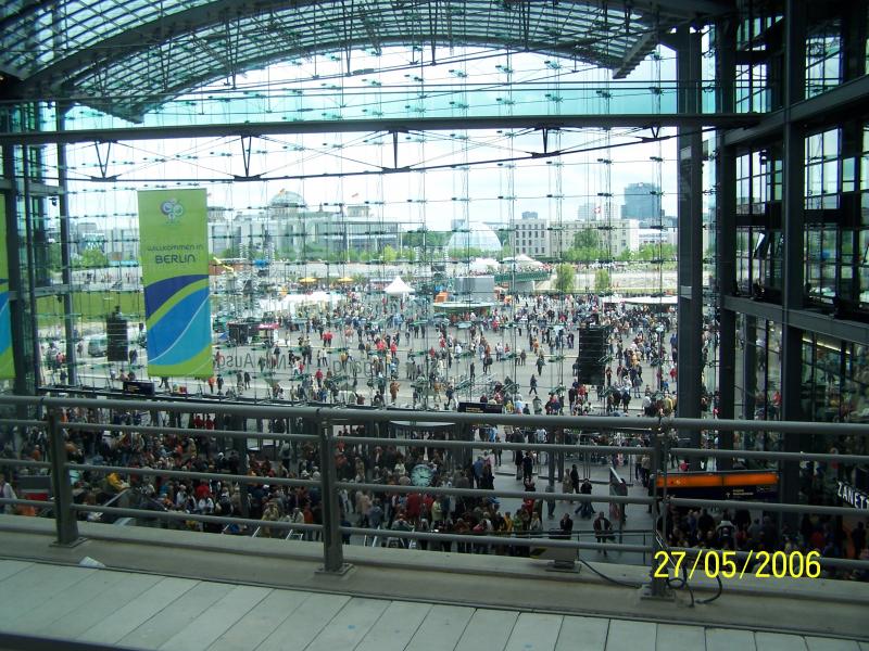 Eine Aussicht aus dem neuen Berliner Hauptbahnhof in Richtung Reichstag.