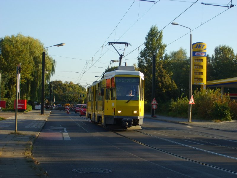 Eine Bahn der Linie 60 im Herbstlichen K�penick.
Sie kommt gerade aus Freidrichshagen und h�llt auf ihrem Weg nach Adlershof gleich an der Haltestelle Brandenburgplatz
23.9.2007 17:30