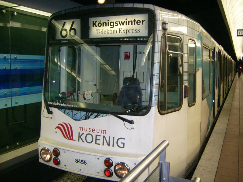 Eine Bahn der Linie 66 an der Endhaltestelle Siegburg.
