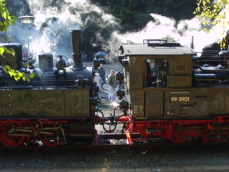 Eine Bahnimpression aus dem Bahnhof Schierke, wo die beiden ltesten Loks der HSB vor ihrem Sonderzug am 3.10.2008 anzutreffen waren.