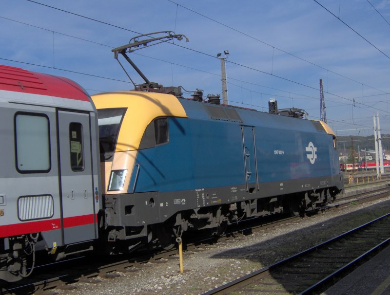Eine Baureihe 1047 der MAV mit einem BB EC  von Salzburg nach Wien steht am 18.06.06 in Salzburg HBF