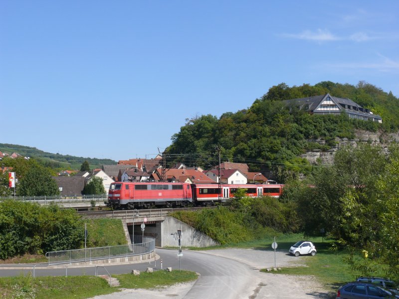 Eine Baureihe 111 mit ihrem RE von Wrzburg nach Aschaffenburg bei Retzbach, 19.08.2009