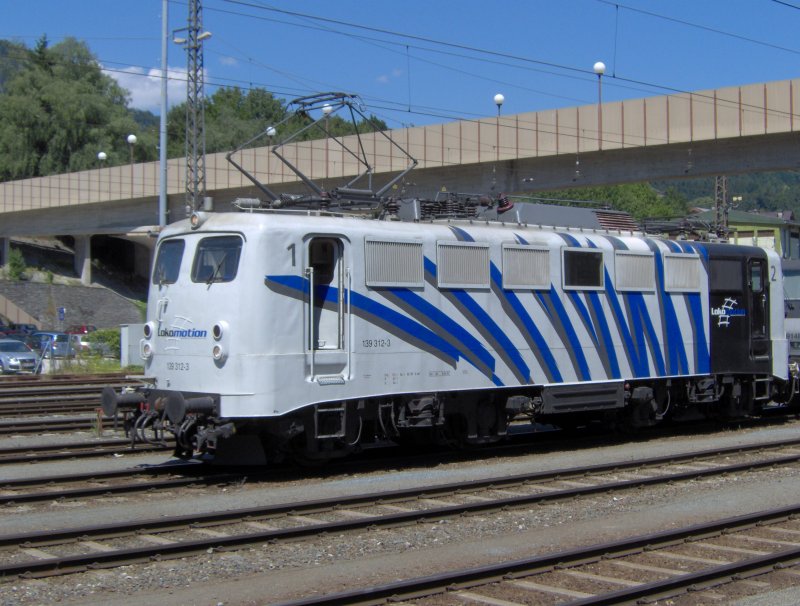 Eine Baureihe 139 von Lokomotion im Zebra Look, ist gerade in Kufstein mit einem Winnerexpress angekommen. Sommer 2007 in Kufstein
