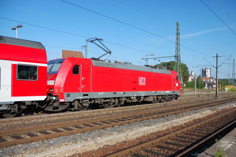 Eine Baureihe 146 mit Doppelstock-RE verlt den Plochinger Bahnhof Richtung Ulm. Im Hintergrund das  Friedensreich Hundertwasser -Haus, in dem es keinen einzigen rechten Winkel gibt.