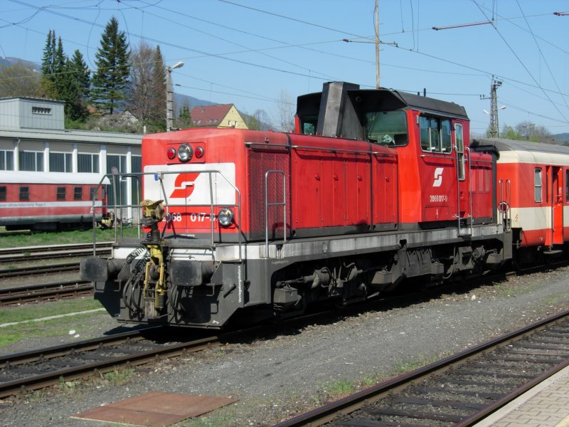 Eine Baureihe 2068 mit einem Schlierenwagen bei Verschubarbeiten in Villach Hauptbahnhof am 12.04.07