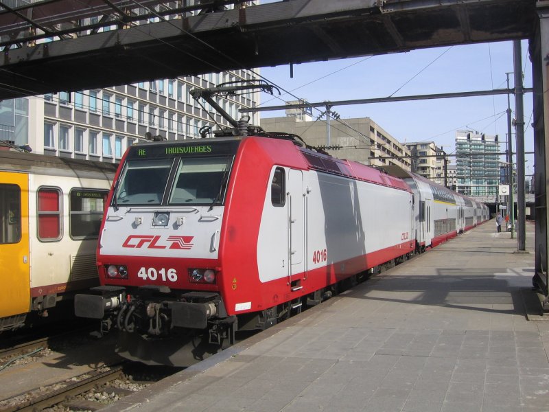 Eine Baureihe 4000 (4016) steht mit einem RE (Doppelstock) nach Troisvierges in Luxembourg am Glesende. Aufgenommen am 05.04.07