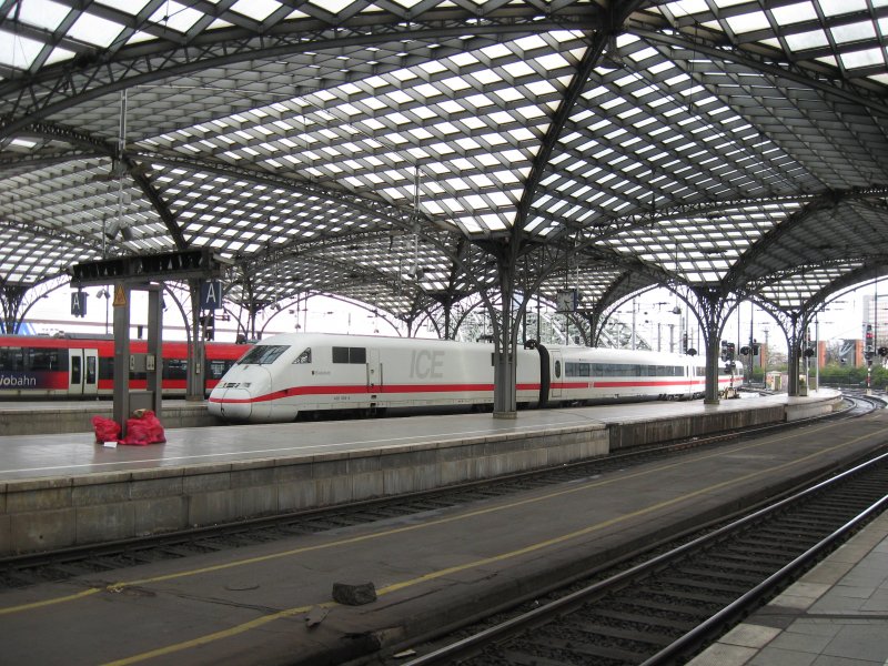 Eine Baureihe 402 aus Berlin Ostbahnhof kommend beendet seine Fahrt hier im Hbf Kln, 25.3.2008