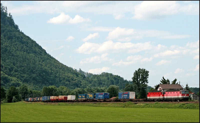 Eine Baureihe, zwei verschiedene Farben, zwei verschiedene Logos: 1144 282 und eine Schwesterlok bringen einen Kombizug, vermutlich der TEC 42177 von Hannover nach Verona Quadrante Europa, zum Brenner. Aufgenommen bei Nideraudorf am 05.07.2008)
