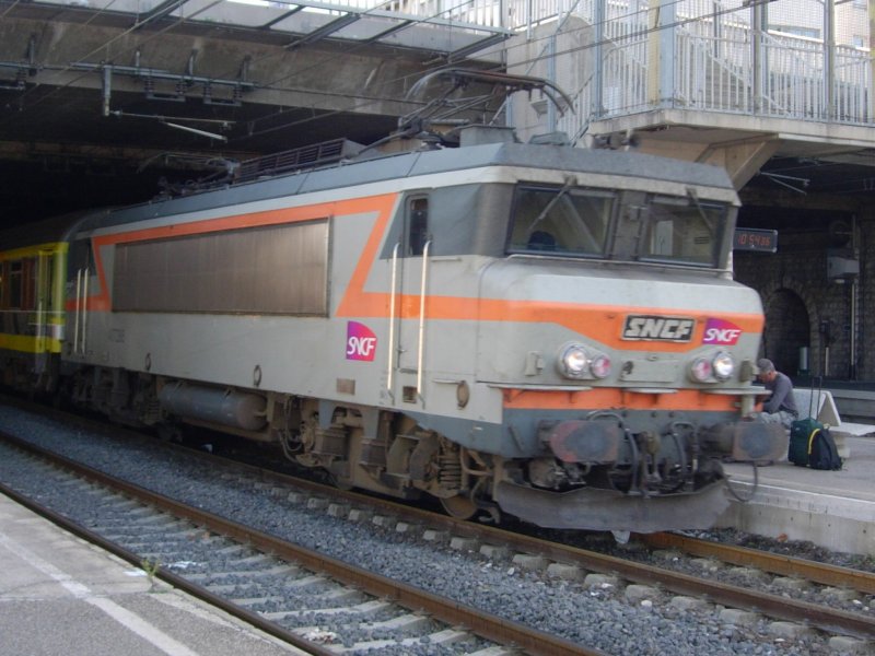 Eine BB 7200 fhrt mit einem Schnellzug aus Bordeaux nach Marseille in den Bahnhof Montpellier Gare St.Roch ein. Am 25.10.2008
