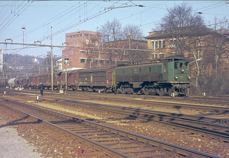 Eine Be 4/6 fhrt mit einem Gterzug duch den Bahnhof Winterthur 1969.