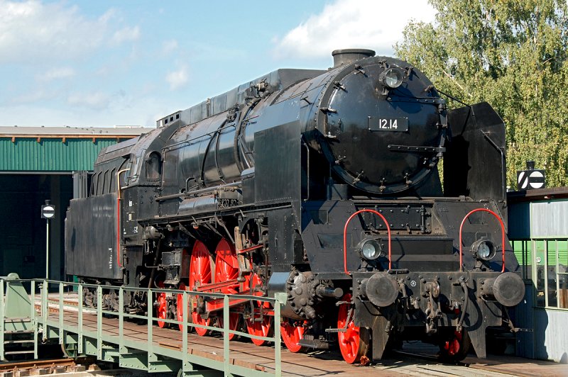 Eine beeindruckende Erscheinung: GEG - Dampfschnellzuglokomotive BR 12.14, der ehemalige Star der Westbahn, auf der Drehscheibe im Lokpark von Ampflwang am 04.10.2009.