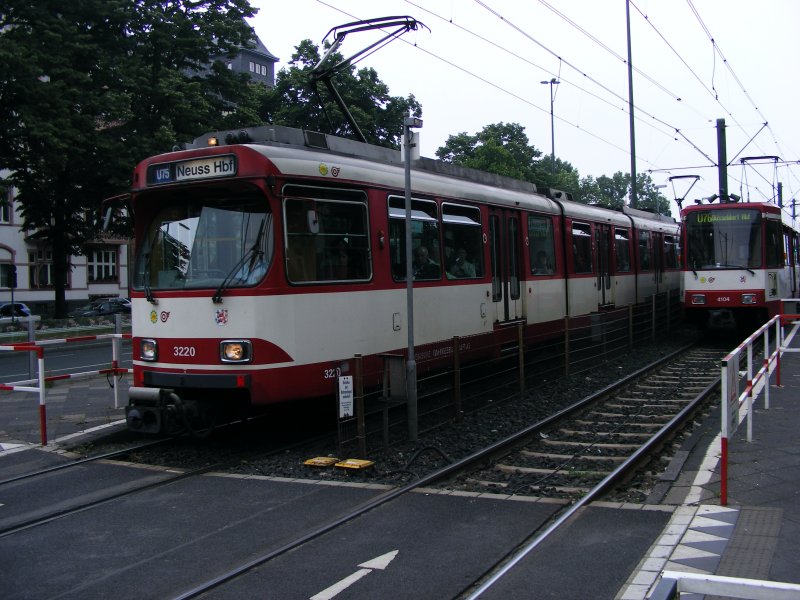 Eine Begegnung von DUEWAG-Stadtbahnwagen GT8SU (Linie U75 nach Neuss Hbf) und B80D (Linie U76 nach Dsseldorf Hbf) auf der Luegallee in Dsseldorf-Oberkassel am 30. Mai 2008.