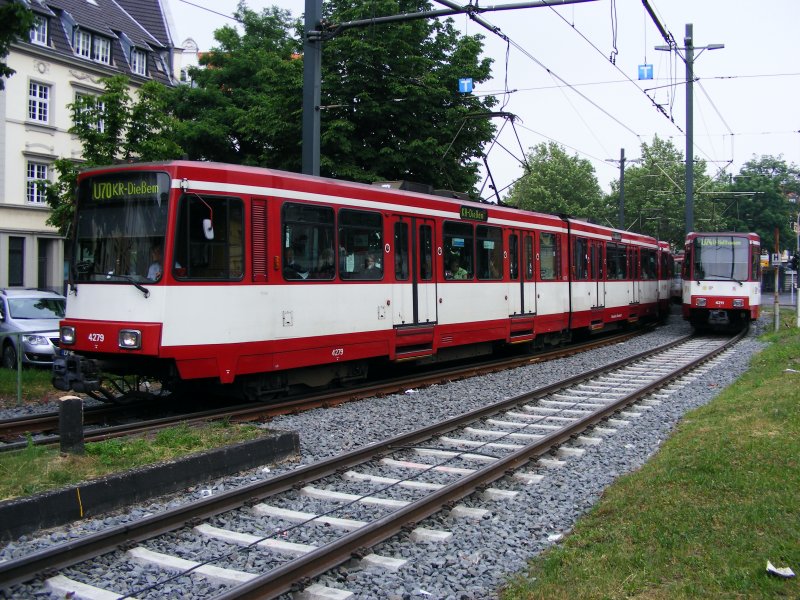 Eine Begegnung von zwei Doppeltraktionen aus Stadtbahnwagen B der Rheinbahn zwischen dem Rheinbahnhaus und dem Belsenplatz am 30. Mai 2008.