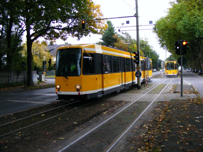 Eine Begegnung von zwei Stadtbahnwagen M der Mlheimer Verkehrsgesellschaft auf der Zeppelinstrae in Mlheim (Ruhr) am 7. Oktober 2008.