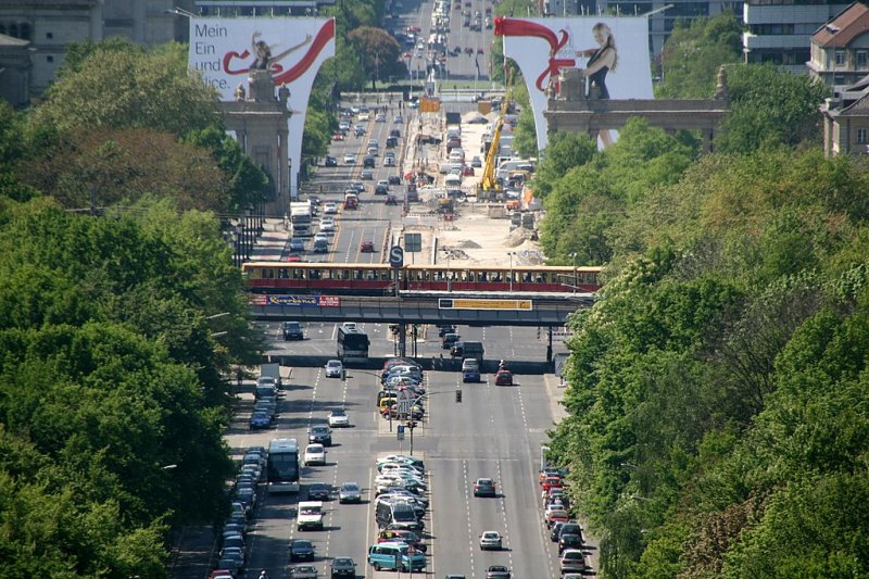 Eine Berliner S-Bahn auf der Stadtbahn kurz vorm Bahnhof Tiergarten. Blick auf die Strasse des 17.Juni, Aufnahme von der Siegess�ule. Im Hintergrund das Charlottenburger Tor, das Schaede 1908 errichtete. Es wird z.Zt. restauriert. Beim Ausbau der Strasse 1936 wurden die Teile des Tors betraechtlich auseinanderger�ckt.