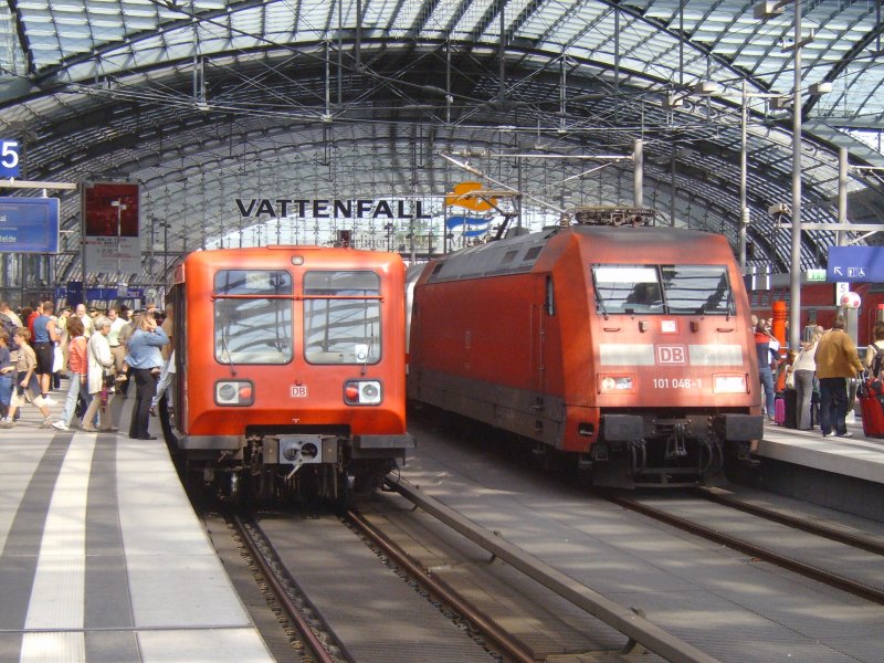 Eine Berliner S-Bahn ET 485 trifft die 101 046 im Hauptbahnhof im August 2006