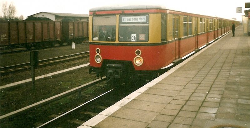 Eine Berliner S-Bahn nach Straussberg Nord der Baureihe 476 im April 1999 in Fredersdorf.