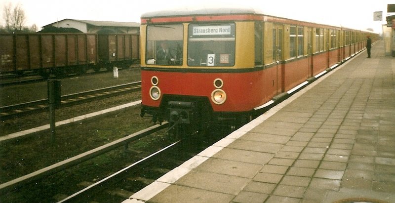 Eine Berliner S-Bahn nach Straussberg Nord der Baureihe 476 im April 1999 in Fredersdorf.