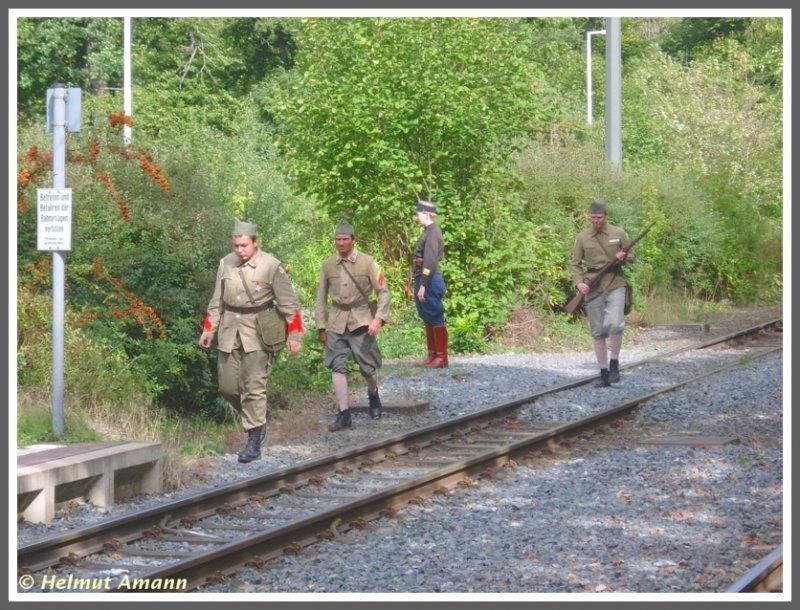 Eine besondere Attraktion in Darmstadt stellt allj�hrlich die historische Grenzkontrolle dar, welche dieses Jahr am 07.09.2008 stattfand. Laienschauspieler erinnern dabei an die Zeit, als 1918 Griesheim franz�sisch besetzt war und Fahrg�ste auf dem Weg nach Darmstadt an der Demarkationslinie am Waldfriedhof Zollkontrollen �ber sich ergehen lassen mussten. Das Schild am Bildrand links hat f�r Soldaten im Einsatz, wie hier am 07.09.2008 beim Aufmarsch an der Haltestelle Waldfriedhof, offenbar keine G�ltigkeit.  ;-)