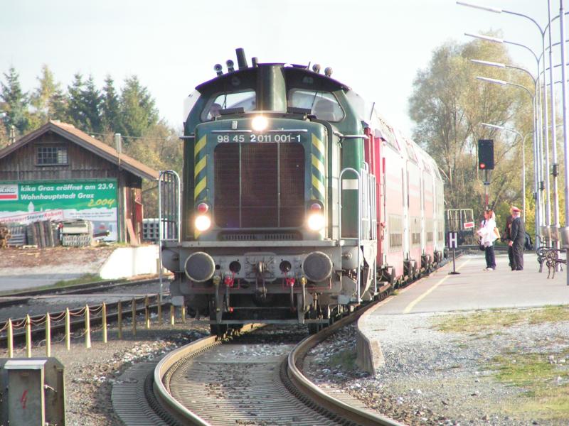 Eine Besonderheit kann man zur Zeit auf der GKB beobachten 1100.1 zieht seit der Vorwoche den R 8411 von Graz nach Kflach - hier am 21.10.04 in Lieboch