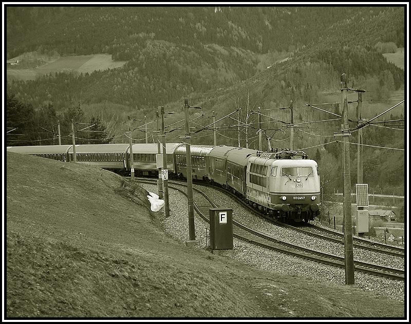 Eine Besonderheit konnte man heute (2.4.2006)am Semmering fotografieren. DB 103 245-7 zog den Sonderzug 13223 von Utrecht via Wien nach Laibach (Ljubljana). Diese Baureihe konnte erst einmal in den 90ern �ber den Semmering angetroffen werden, nachdem die Westbahn f�r einige Tage nach dem schweren Unfall in Melk gesperrt war. Das Foto entstand auf der  Apfelwiese  auf der Semmering-Nordrampe.